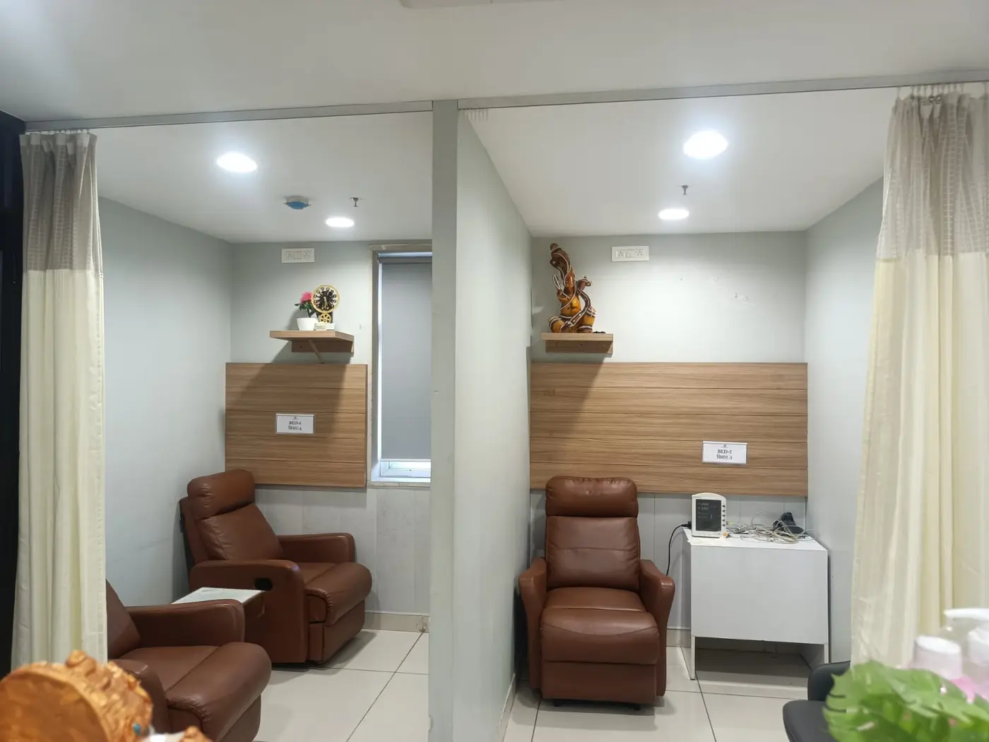 Comfortable postoperative patient chairs at Delhi Eye Care