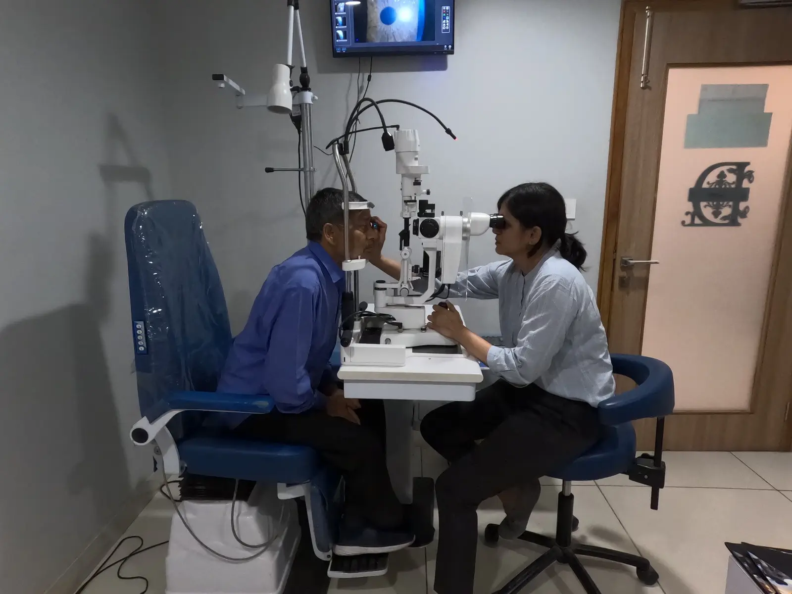 Dr. Nidhi Gupta examining a patient before cataract surgery