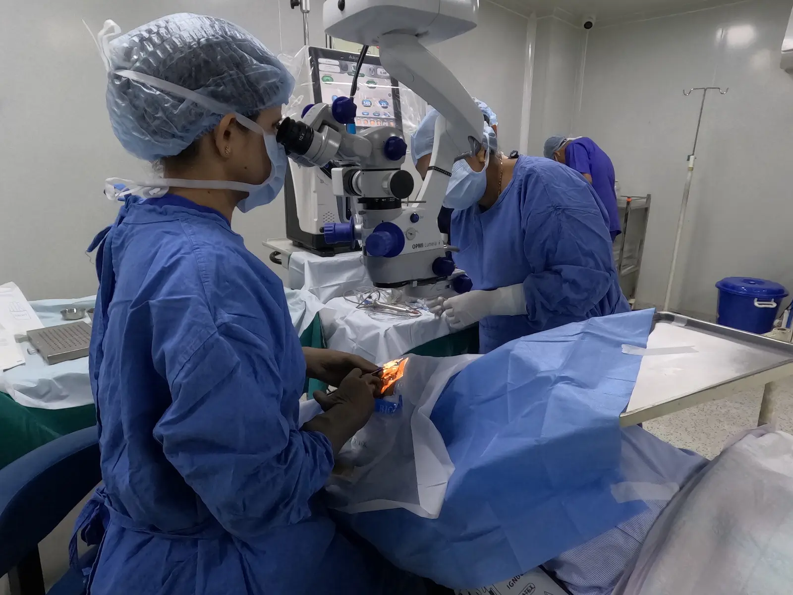 Dr. Nidhi Gupta performing eye surgery at Delhi Eye Care