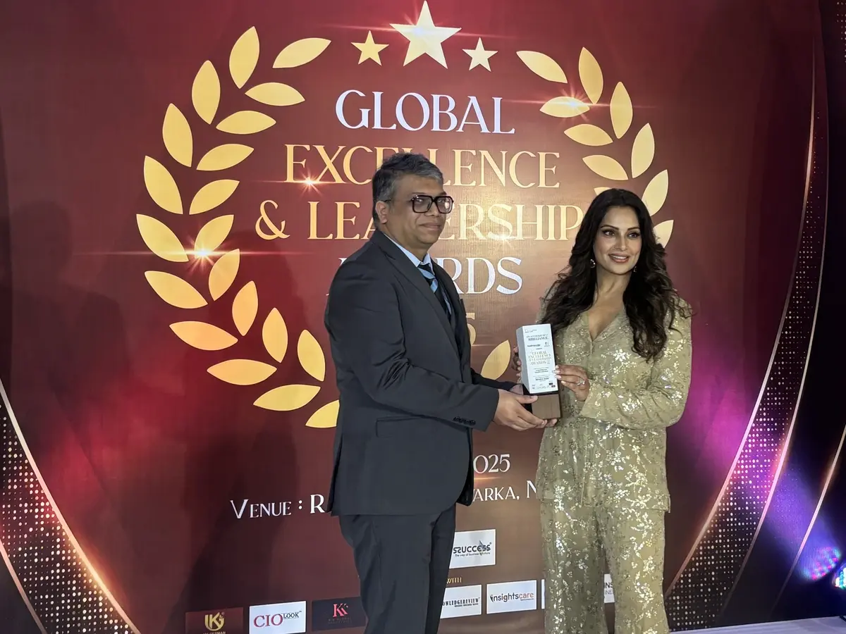 Dr. Shashank Rai Gupta receiving the Most Trusted Eye Hospital in Delhi NCR recognition