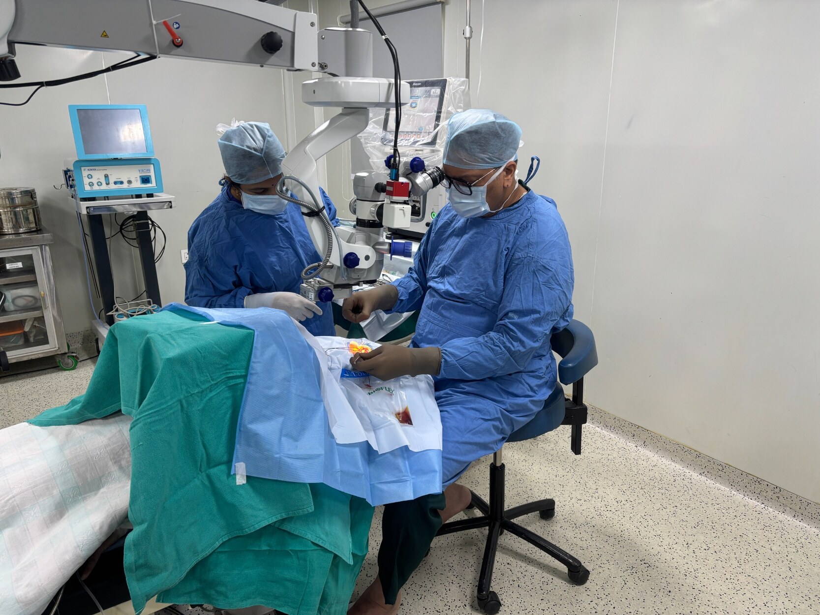 Dr. Shashank Rai Gupta performing vitreoretinal surgery with his operating team at Delhi Eye Care