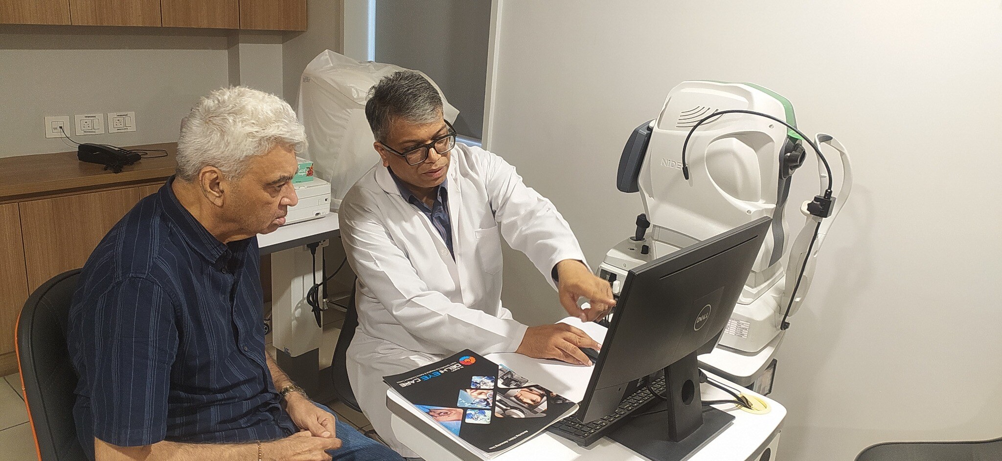 Dr Shashank Rai Gupta explaining retinal imaging to a patient at Delhi Eye Care